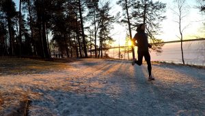 löpning i vinterlandskap