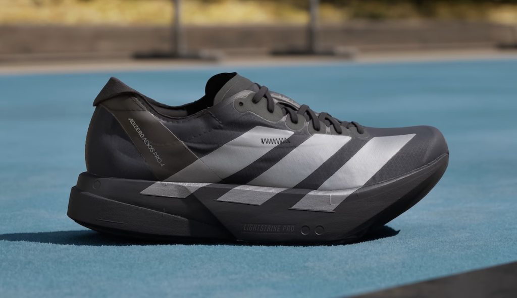 Adidas Adizero Adios Pro 4 på en blå tartanbana