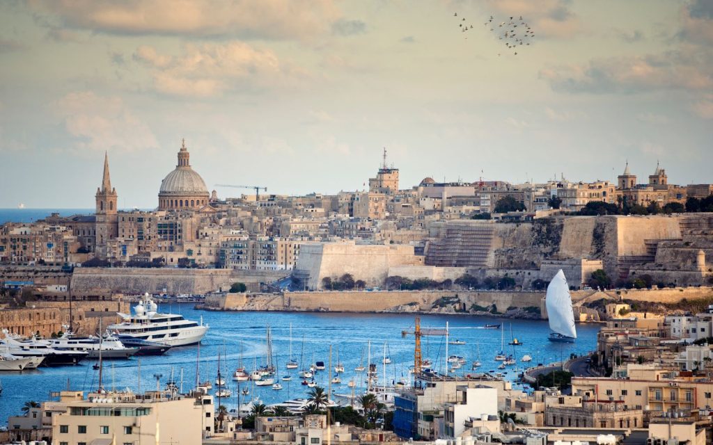 Överblick av Malta med Valletta i bakgrunden