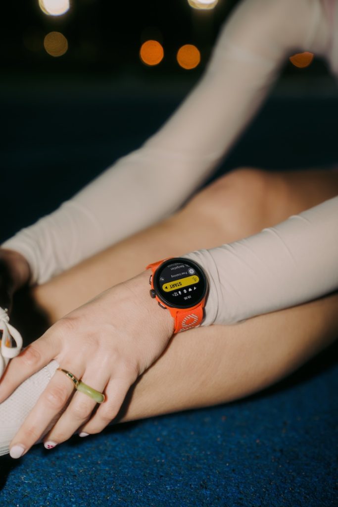 Suunto Race löparklock på kvinna som stretchar