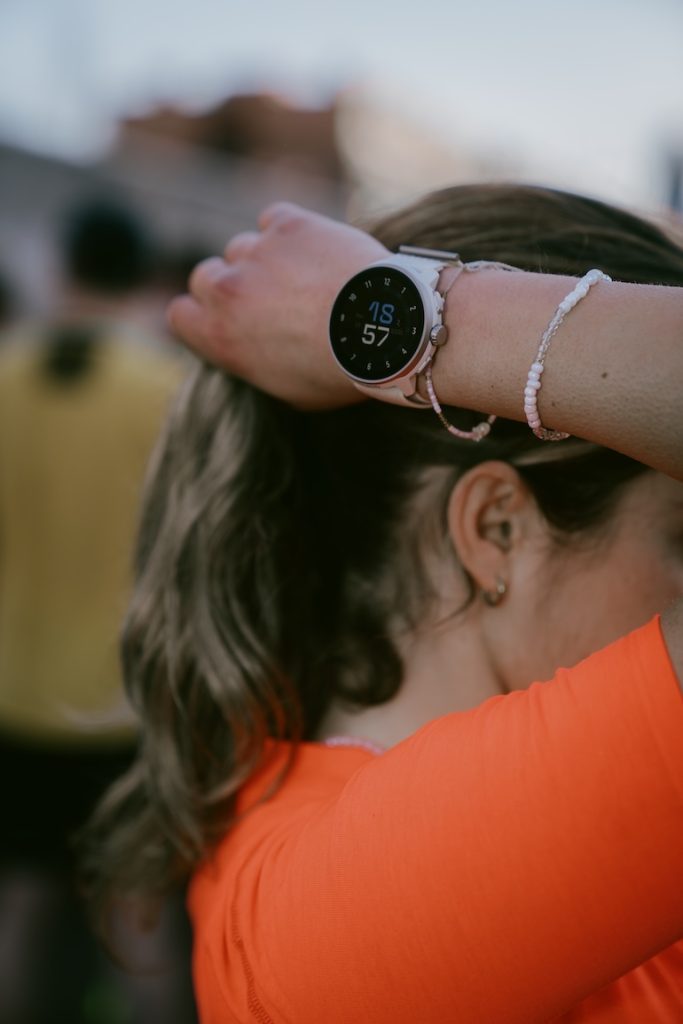 Suunto Run löparklocka på kvinna som knyter håret