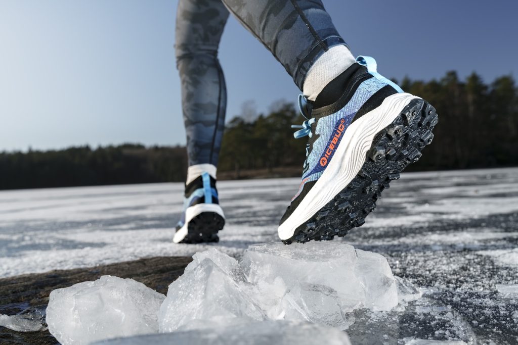 Man som springer på is med Icebug Järv Gaiter BUGrip GTX