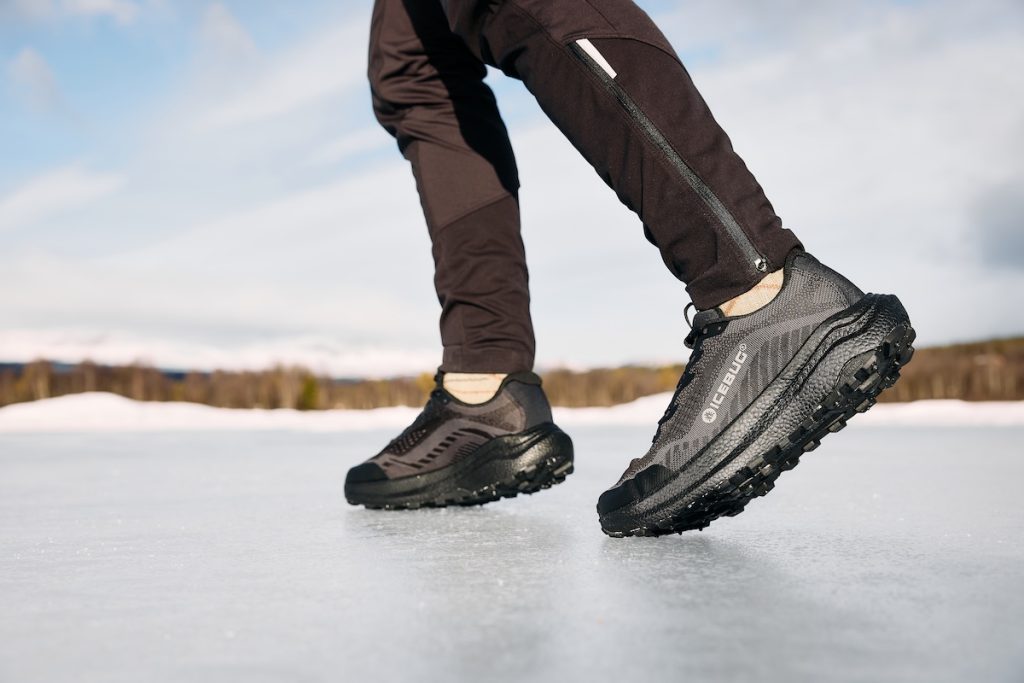 Man som springer på isen med Icebug Myr BUGrip löparskor
