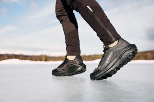 Man som springer på isen med Icebug Myr BUGrip löparskor