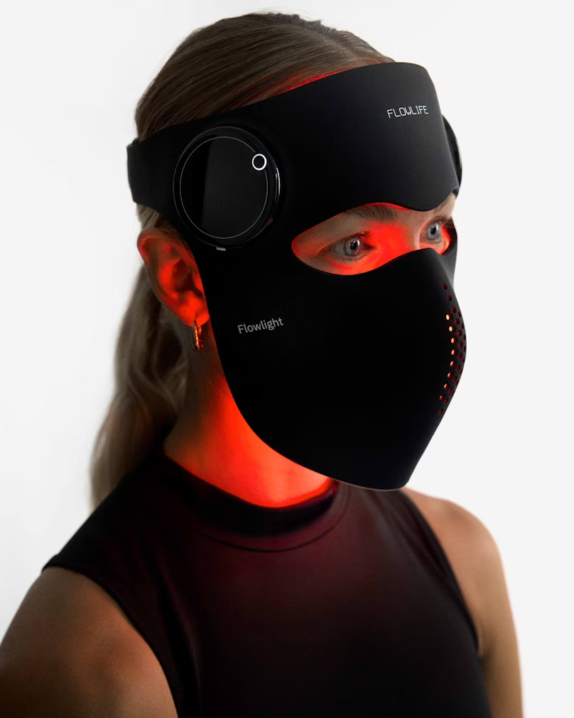 Kvinna som använder rödljusmask av märket Flowlight LED Mask Pro