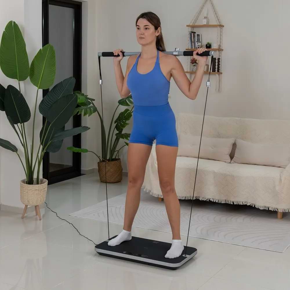 Kvinna som använder FlexiCore Trainer från TrendRehab