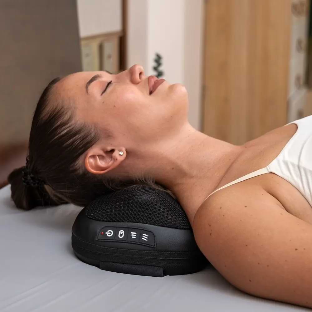 Kvinna som använder massagedyna från TrendRehab