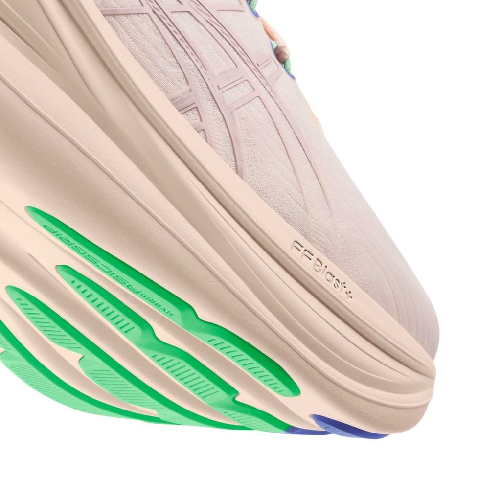 Närbild på yttersulan av ASICS GEL-Nimbus 28 löparskor