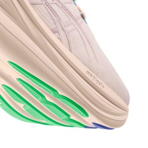 Närbild på yttersulan av ASICS GEL-Nimbus 28 löparskor