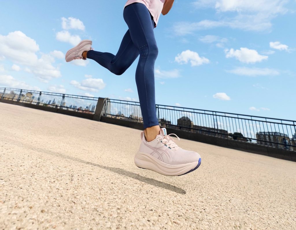 Kvinna som testar nya ASICS GEL-Nimbus 28 löparskor