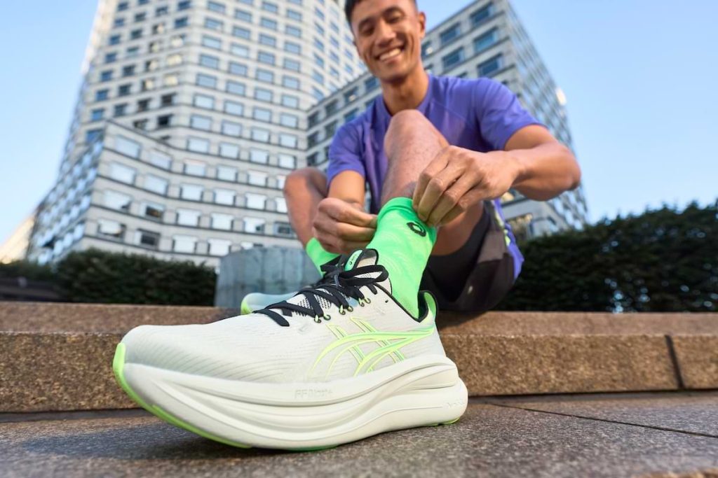 Man som testar nya ASICS GEL-Nimbus 28 löparskor