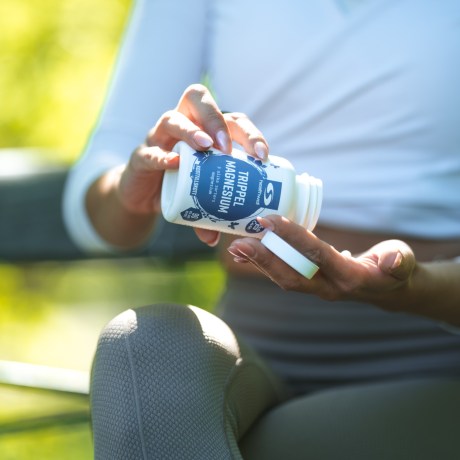 Kvinna som håller i en burk med magnesium
