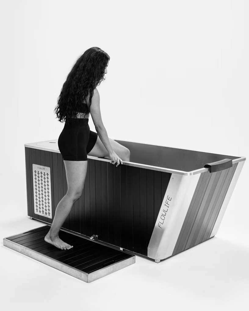 Kvinna som kliver i Flowplunge Elite Solo