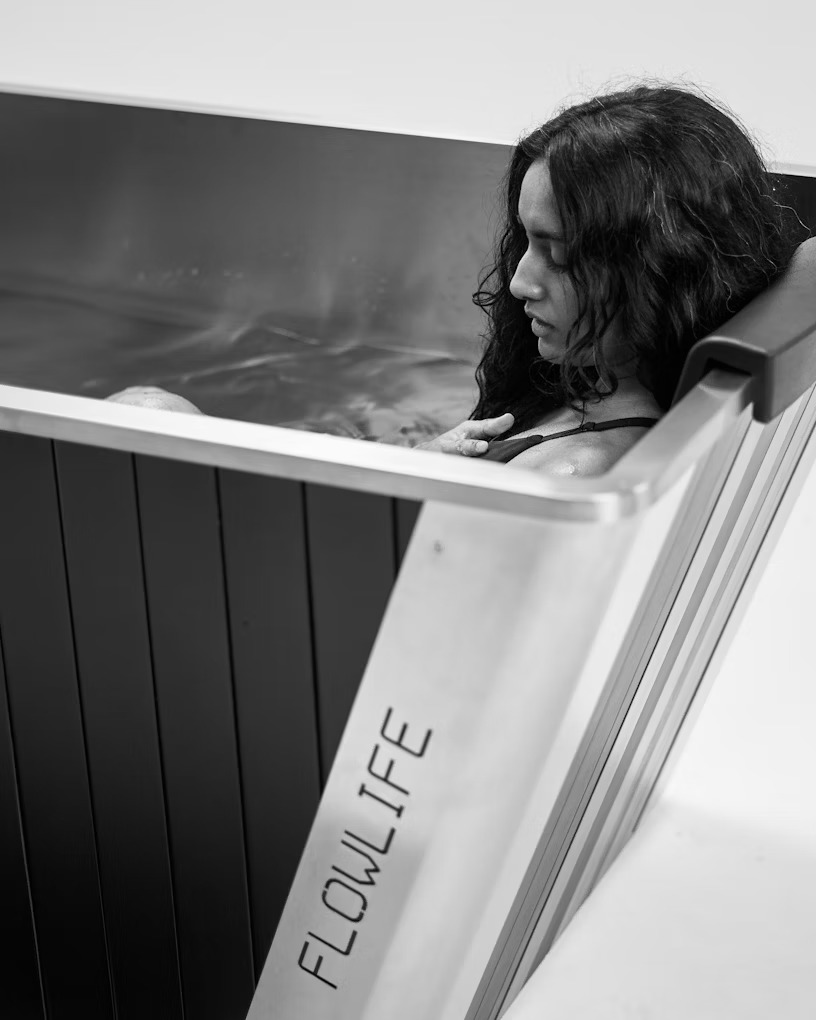 Kvinna som sitter i Flowplunge Elite Solo