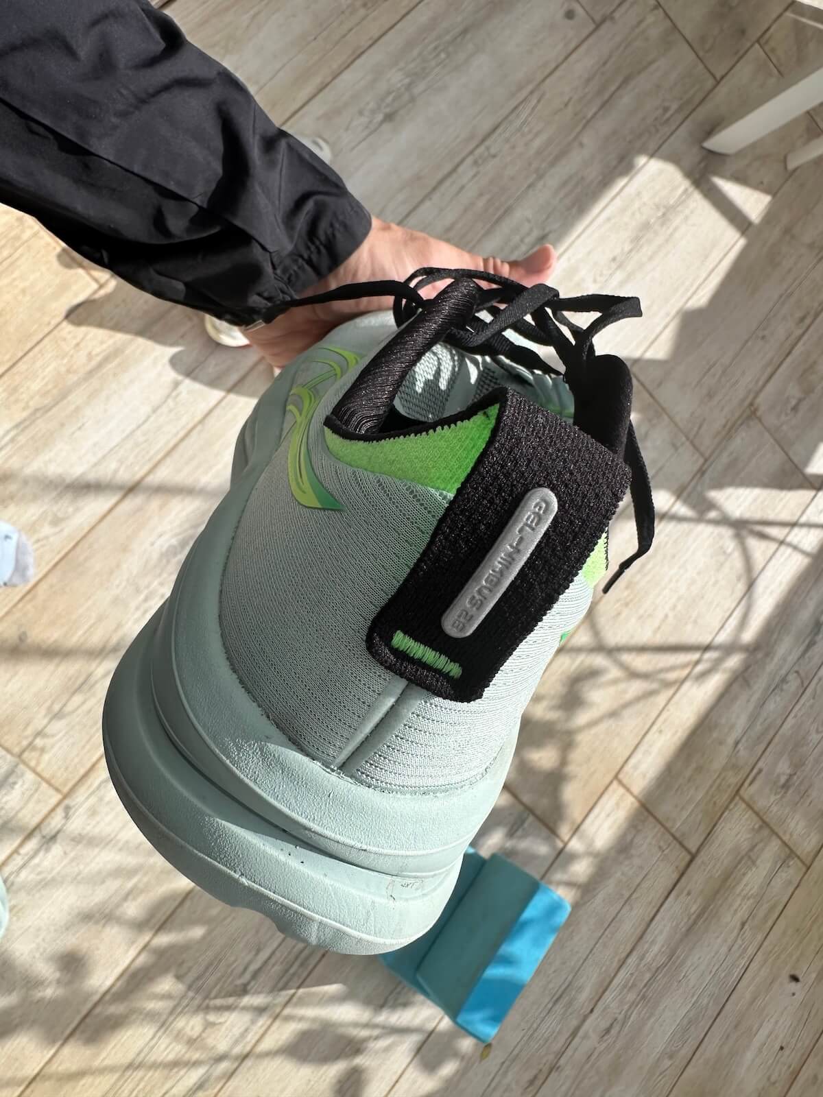 ASICS GEL-Nimbus 28 bakifrån