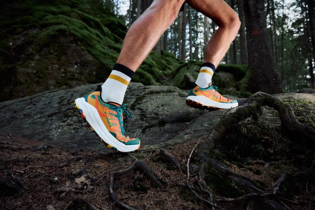 Icebug Järv RB9X löparskor i mörk terrängmiljö