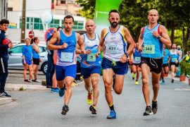 Manliga löpare som springer ett tävlingslopp