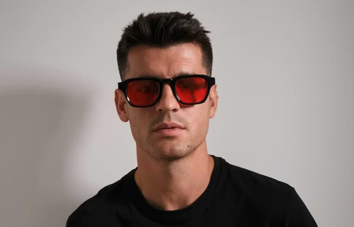 Álvaro Morata bär Flowglasses Night Sync 03 med röda linser som filtrerar blått ljus för bättre sömn och minskad exponering från skärmar på kvällen.