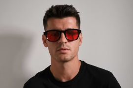 Álvaro Morata bär Flowglasses Night Sync 03 med röda linser som filtrerar blått ljus för bättre sömn och minskad exponering från skärmar på kvällen.