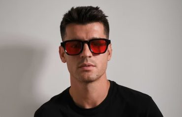 Álvaro Morata bär Flowglasses Night Sync 03 med röda linser som filtrerar blått ljus för bättre sömn och minskad exponering från skärmar på kvällen.