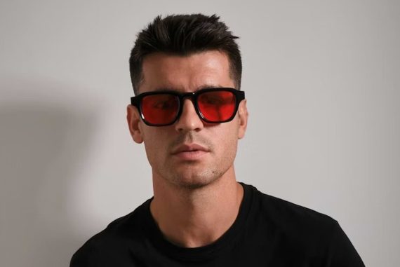 Álvaro Morata bär Flowglasses Night Sync 03 med röda linser som filtrerar blått ljus för bättre sömn och minskad exponering från skärmar på kvällen.