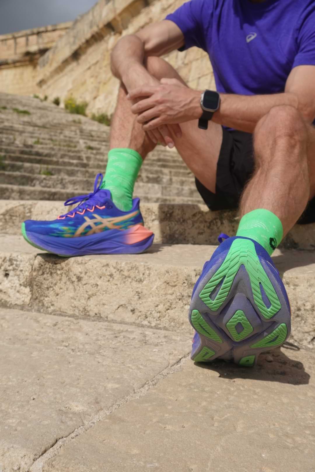 Benny Sjölind sitter med ASICS SUPERBLAST 3 på fötterna på en stentrappa på Manoel Island, Malta