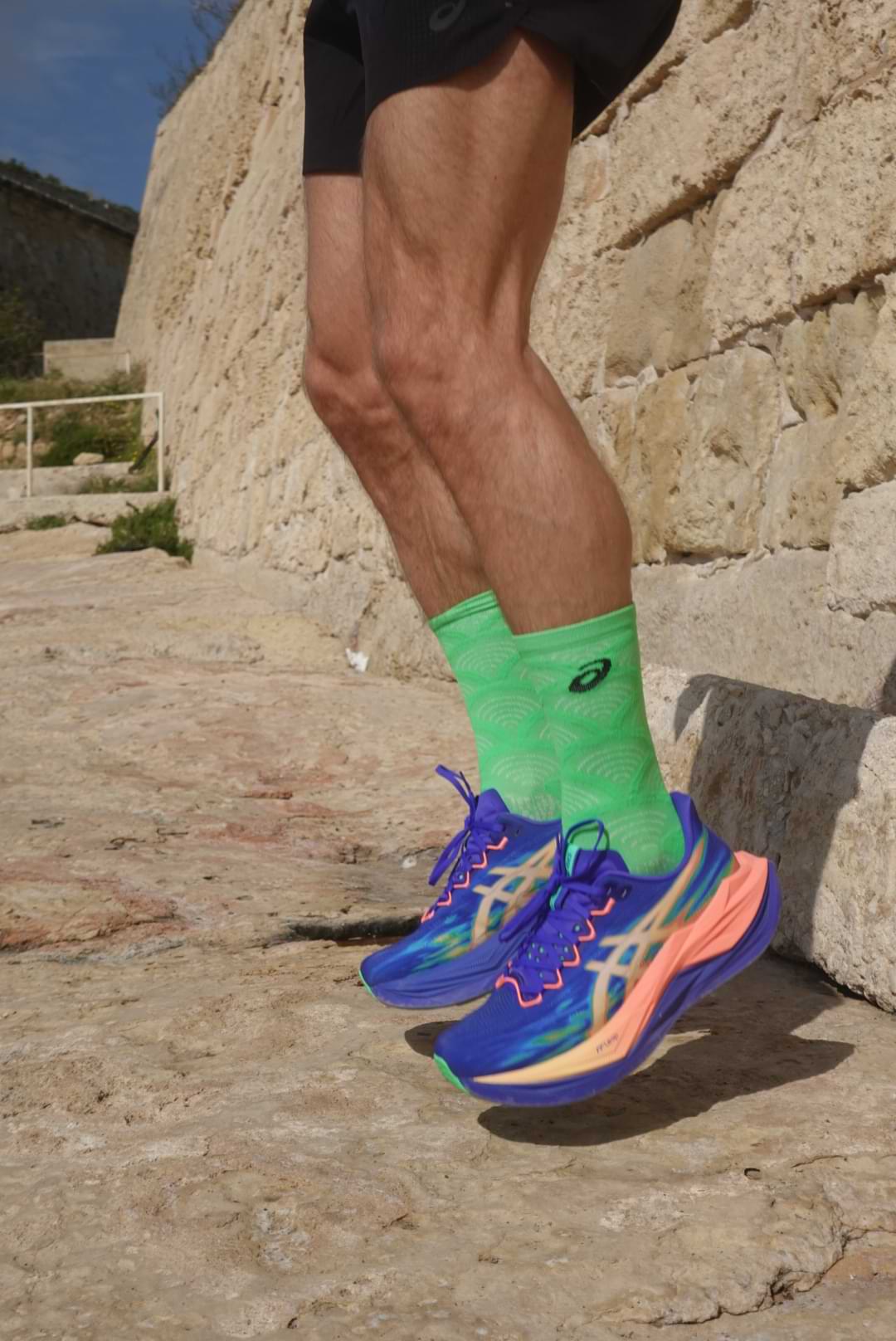 Benny Sjölind hoppar med ASICS SUPERBLAST 3 på fötterna på klipporna på Manoel Island, Malta