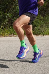 Benny Sjölind springer ASICS SUPERBLAST 3 på asfalt i naturen på Malta Manoel Island