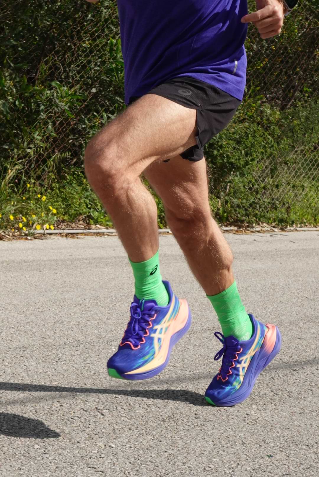 Benny Sjölind springer ASICS SUPERBLAST 3 på asfalt i naturen på Malta Manoel Island