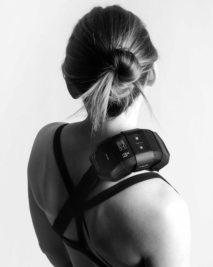 Kvinna som använder Flowcontrast Spot Go på sin axel