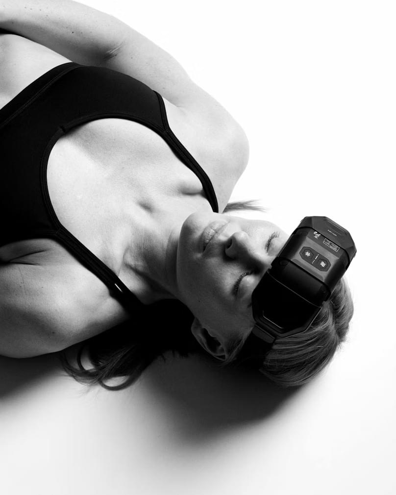 Kvinna som använder Flowcontrast Spot Go på sin panna.