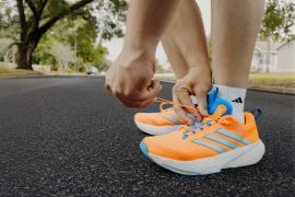 adidas Supernova Rise 3 Adaptive löparsko i orange färg som knyts på asfalt utomhus