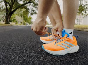 adidas Supernova Rise 3 Adaptive löparsko i orange färg som knyts på asfalt utomhus