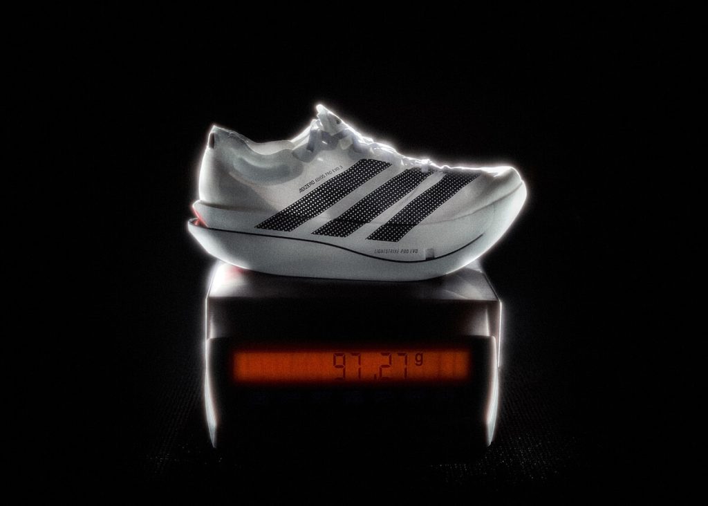 adidas Adizero Adios Pro Evo 3 på våg som visar vikt under 100 gram