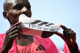 närbild av Sabastian Sawe med adidas Adizero Adios Pro Evo 3 med text 1:59:30 WR sub 2