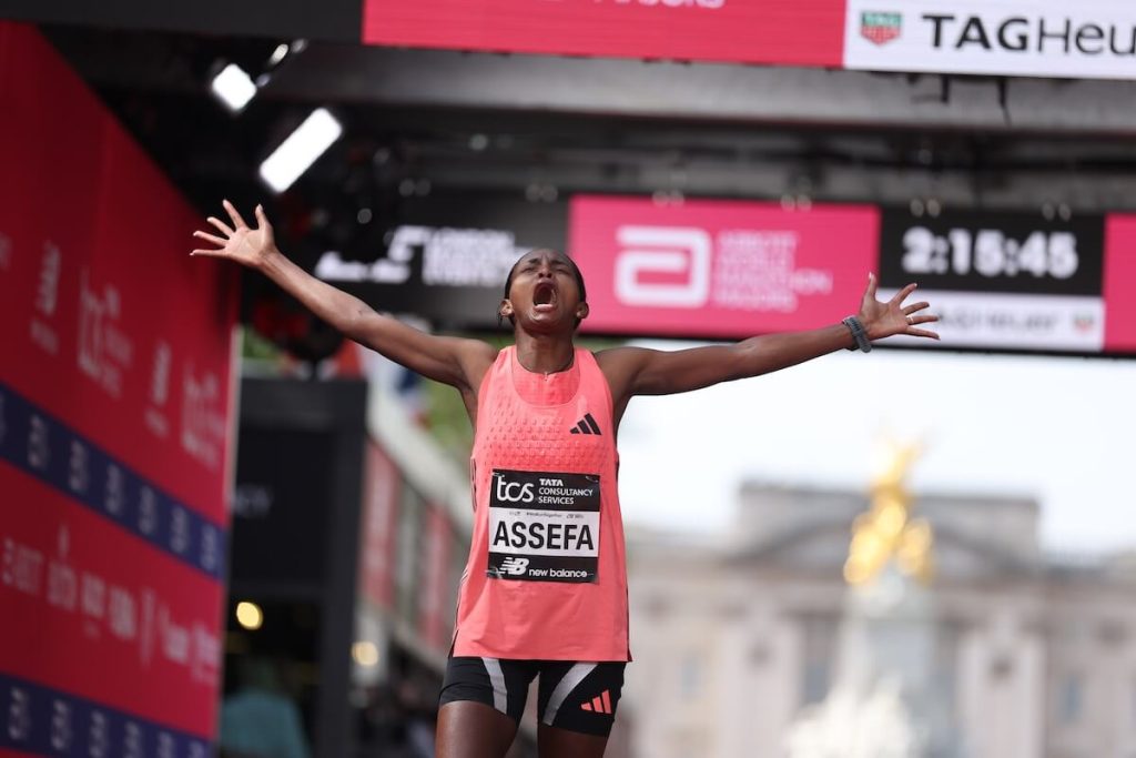 Tigist Assefa firar seger vid mållinjen efter världsrekord i marathon 2026
5.