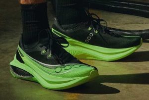 Saucony Endorphin Pro 5 löparsko i svart och neon grönt med kolfiberplatta och racingdesign