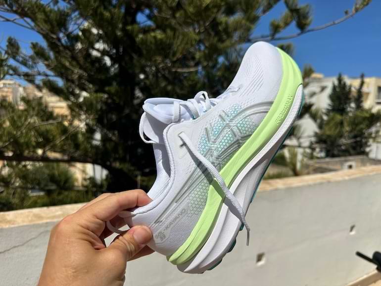 ASICS GEL-KAYANO 33 vit löparsko med ventilerande engineered mesh-ovandel och förbättrad passform