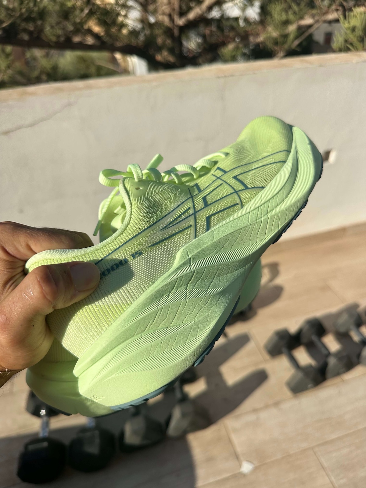 ASICS GT-2000 15 bakifrån med fokus på mellansulan