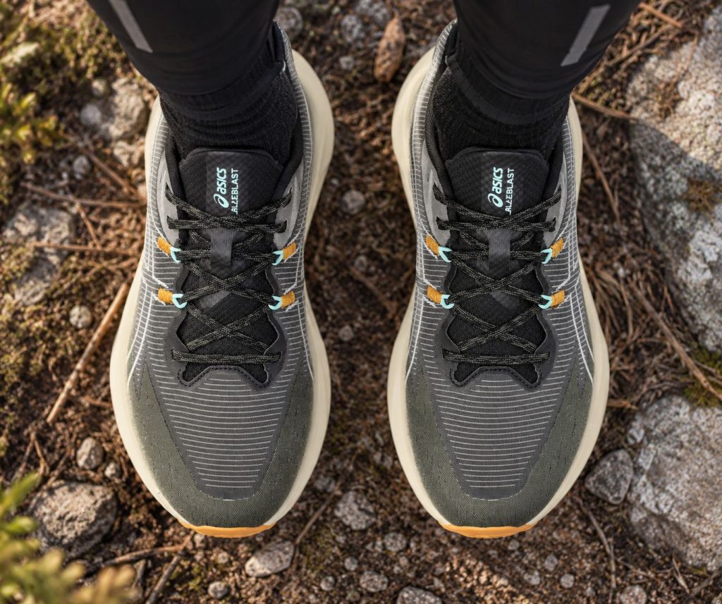 ASICS BLAZEBLAST trailskor ovanifrån på fötterna i terräng.