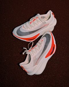 Nike Alphafly 4 i vit färg på tartanbana