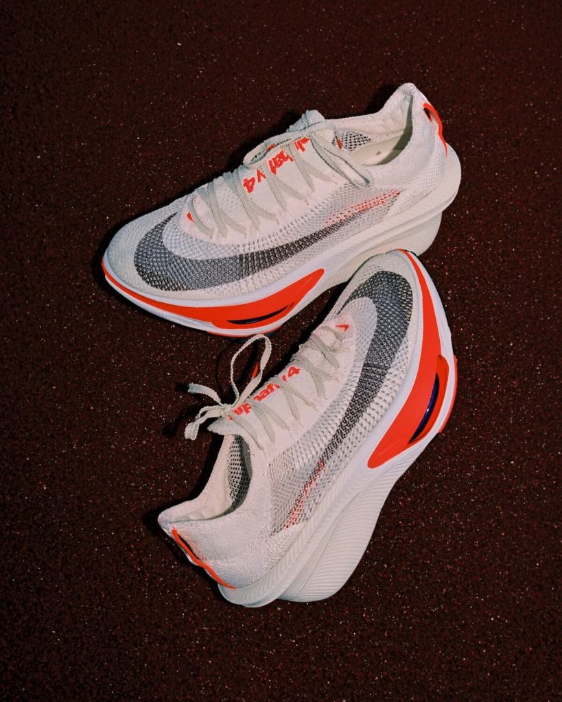 Nike Alphafly 4 i vit färg på tartanbana