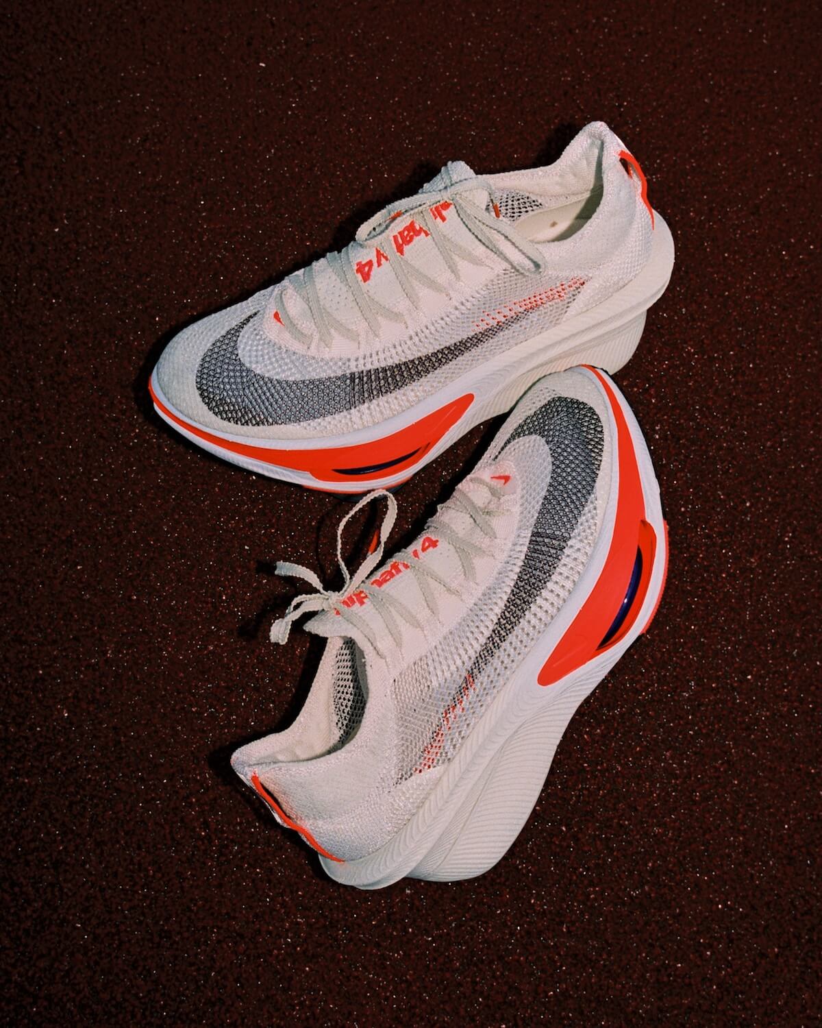 Nike Alphafly 4 i vit färg på tartanbana