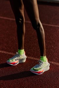 Brigid Kosgei bär ett par vita Nike Alphafly 4