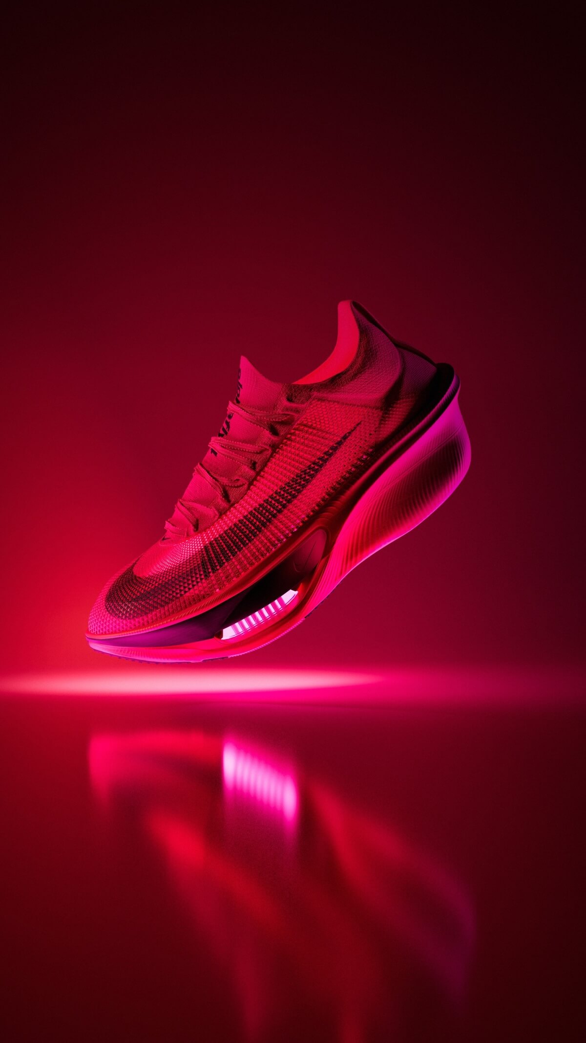 Nike Alphafly 4 i lila färg mot lila bakgrund